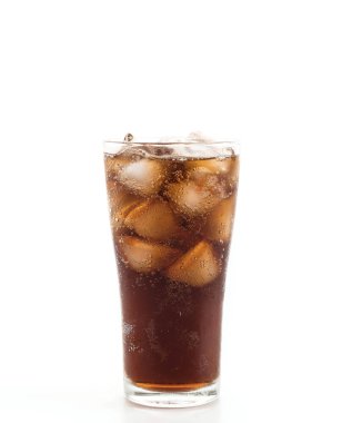 Buzlu bir bardak kola.