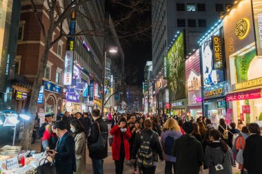 Seoul - 7 Mart: Seul Myeong-Dong Neon ışıkları 7 Mart 2016,