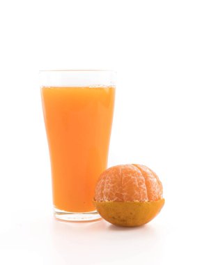 Beyaz arkaplanda portakal suyu