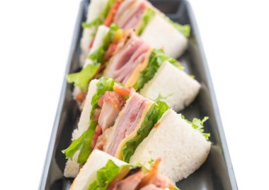 beyaz zemin üzerinde sandviç