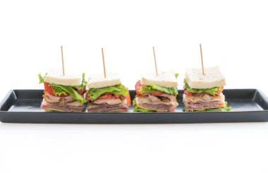 beyaz zemin üzerinde sandviç