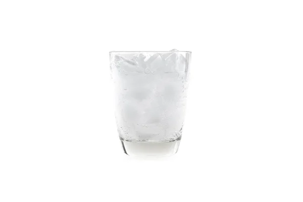 含冰块的矿化碳化水杯子 — 图库照片