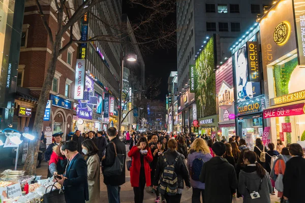 Seoul - 7 marca: Światła neonowe Myeong-Dong 7 marca 2016 w Seulu, — Zdjęcie stockowe