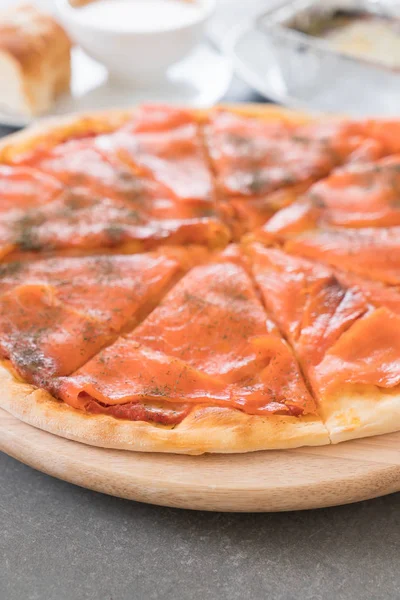 Smoked salmon pizza — Stock Photo, Image