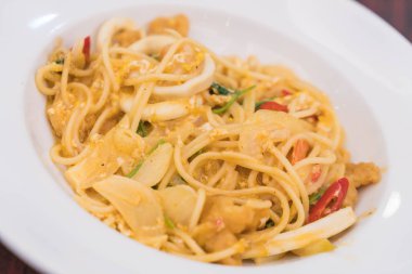 kızarmış balık köri spagetti 