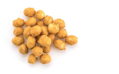 Beyaz arka planda fındık kızartma