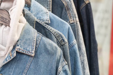 Giysiler rafta asılı.