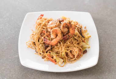 Karides ile kızarmış erişte