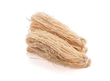 Beyaz arka planda kurutulmuş erişte.