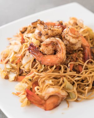 Karides ile kızarmış erişte