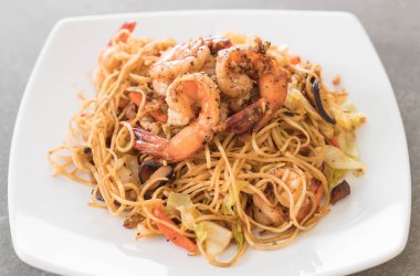 Karides ile kızarmış erişte