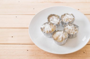 Muzlu Kek beyaz plaka üzerinde