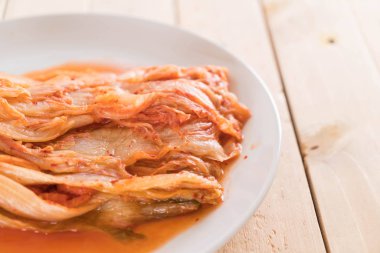 Ahşap arka planda kimçi - Kore yemeği