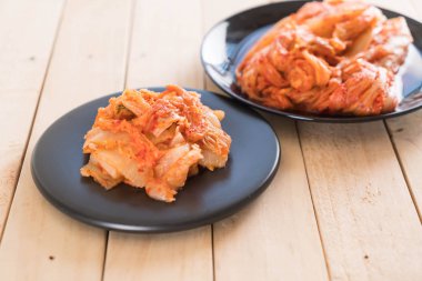 Ahşap arka planda kimçi - Kore yemeği