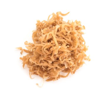 Beyaz arkaplanda turp turşusu