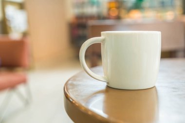 Kahve dükkanında kahve fincanı.