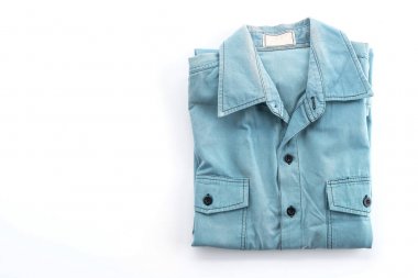 beyaz zemin üzerine mavi gömlek