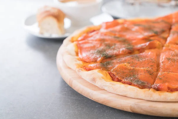 Pizza au saumon fumé — Photo