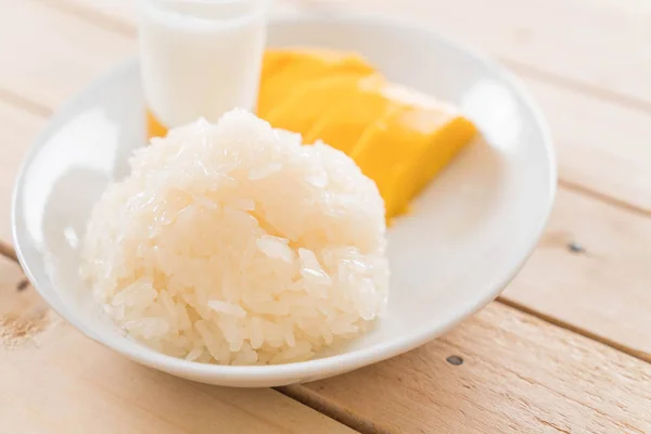 Mango con riso appiccicoso — Foto Stock