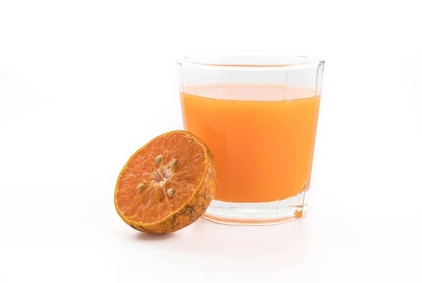 Pomerančová šťáva na bílém pozadí — Stock fotografie