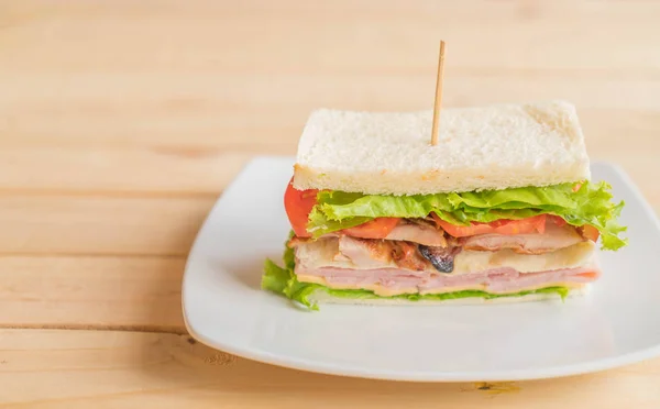 Sandwich op houten achtergrond — Stockfoto
