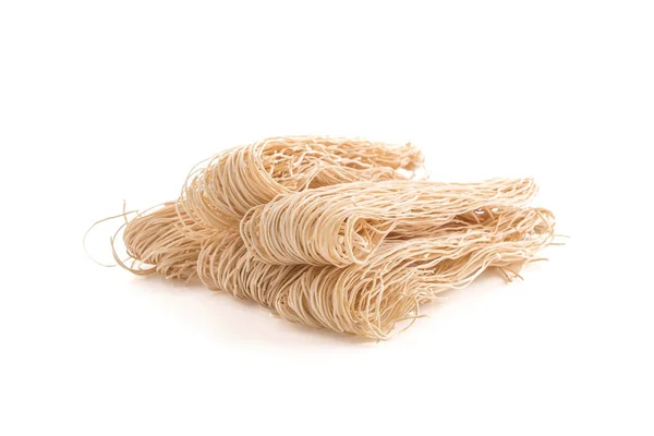 Fideos secos sobre fondo blanco — Foto de Stock