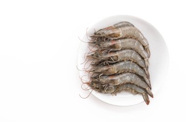 Beyaz arkaplanda taze karides / karides