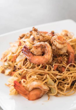 Karides ile kızarmış erişte