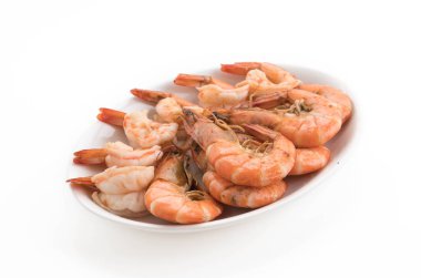 Beyaz arkaplanda taze karides / karides