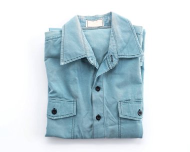 beyaz zemin üzerine mavi gömlek