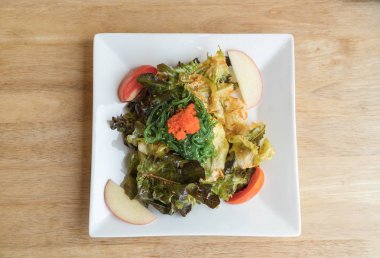 Baharatlı yosun salatası