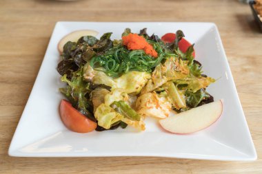 Baharatlı yosun salatası