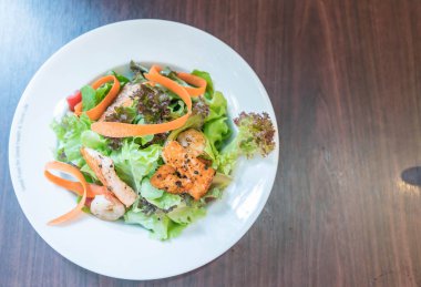 ızgara somon salata