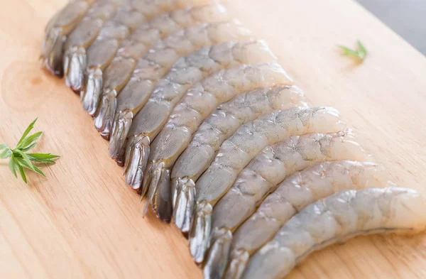 Fresh shrimp/prawn on wood board — Stock Photo, Image