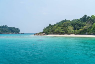 Denizden tropikal Adası'nın genel görünümü 