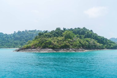 Denizden tropikal Adası'nın genel görünümü 