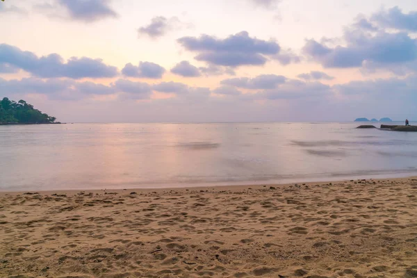 Пустое море и пляж на закате — стоковое фото