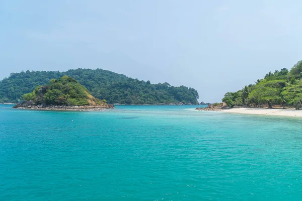 Vue générale de l'île tropicale depuis la mer — Photo