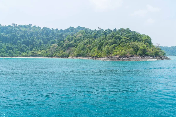 Общий вид тропического острова с моря — стоковое фото