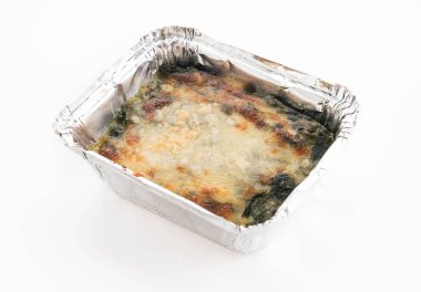 Beyaz arka plan üzerinde pişmiş ıspanak