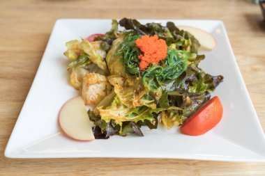 Baharatlı yosun salatası