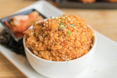 domuz eti kimchi kızarmış pilav ile deniz yosunu