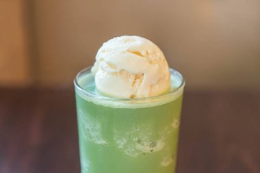 dondurma float ile yeşil çay frappe