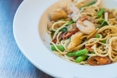 Deniz ürünleri ile tavada kızartılmış acılı spagetti