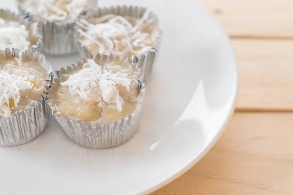 Bananenkuchen auf Holz — Stockfoto