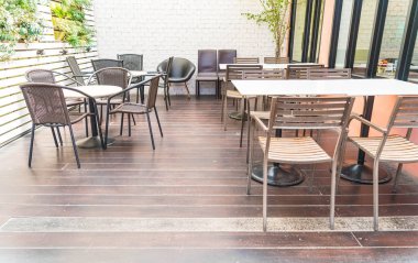 Boş masa ve sandalye 