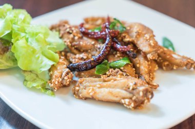 Kızarmış kanat tavuk 