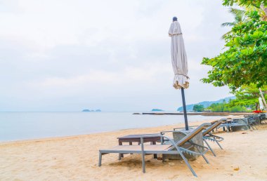 Güzel siluet lüks şemsiye ve p yüzme etrafında sandalye