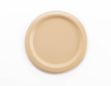 beyaz zemin üzerine plastik tabak