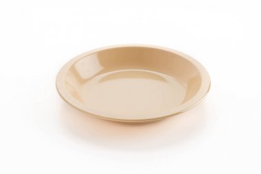 beyaz zemin üzerine plastik tabak